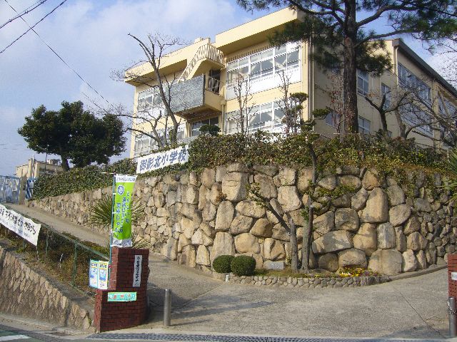 小学校　御影北小学校（小学校）まで590m