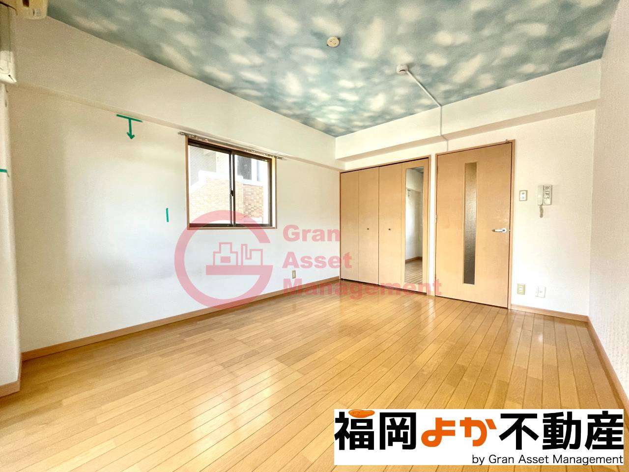 居室・リビング　ゆったり過ごせるリビングです。※天井の色は違います。