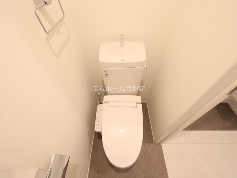 トイレ　温水洗浄便座付トイレ 同仕様写真