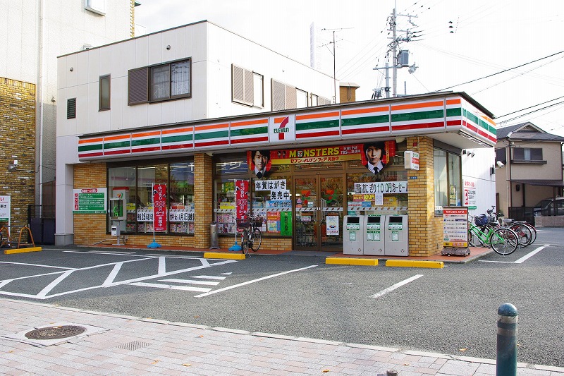 コンビニ　セブンイレブン尼崎食満7丁目店（コンビニ）まで74m