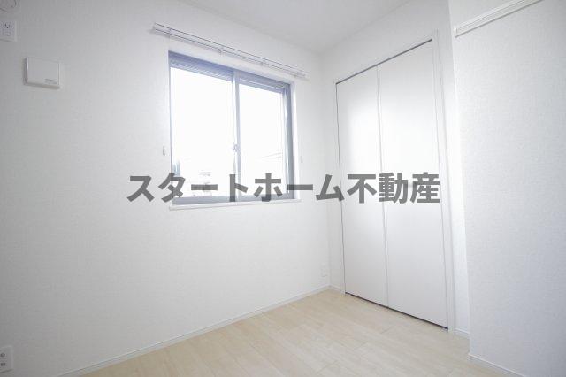 その他部屋・スペース　開放的な寝室です