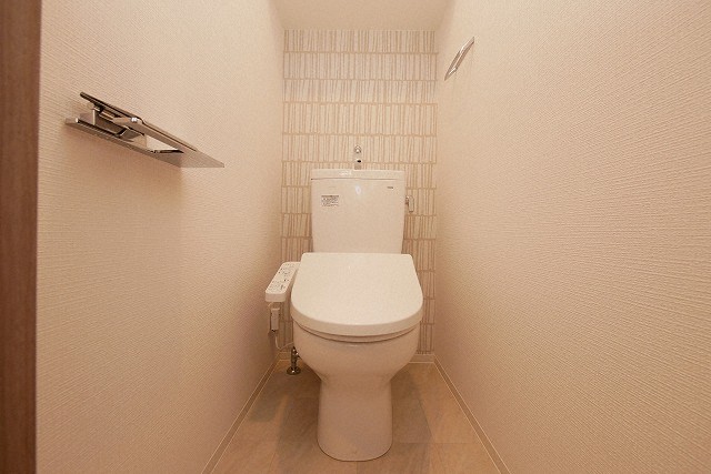 トイレ　落ち着いた色調のトイレです