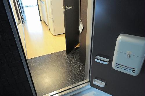 玄関　郵便ｂｏｘと傘立てが設置済み
