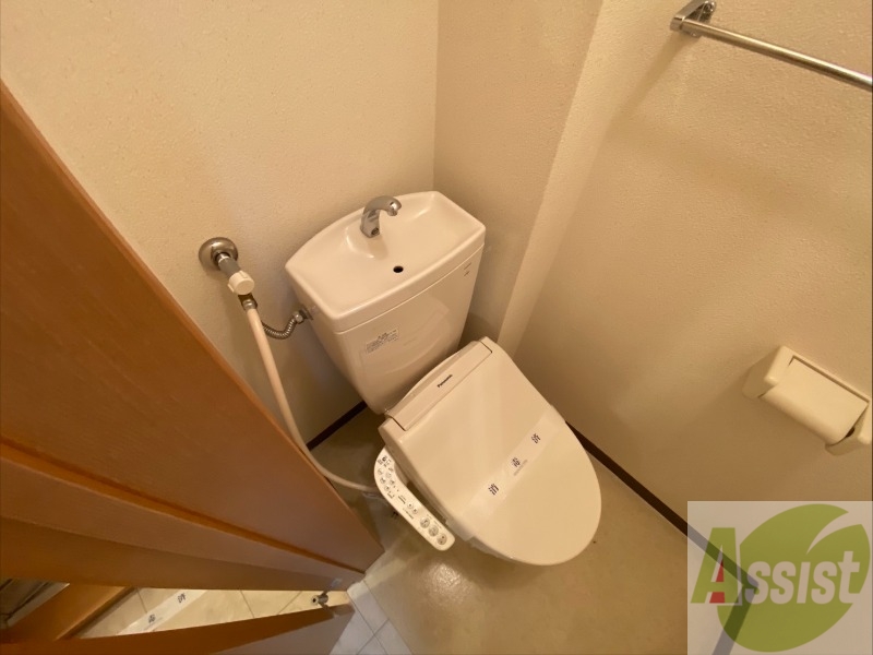トイレ　ウォシュレット機能がついたトイレです。安心して使用できます。