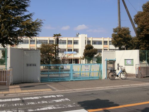 小学校　守口市立八雲小学校（小学校）まで1005m