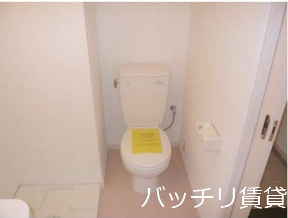 トイレ　画像は別号室タイプの為、現状を優先致します。
