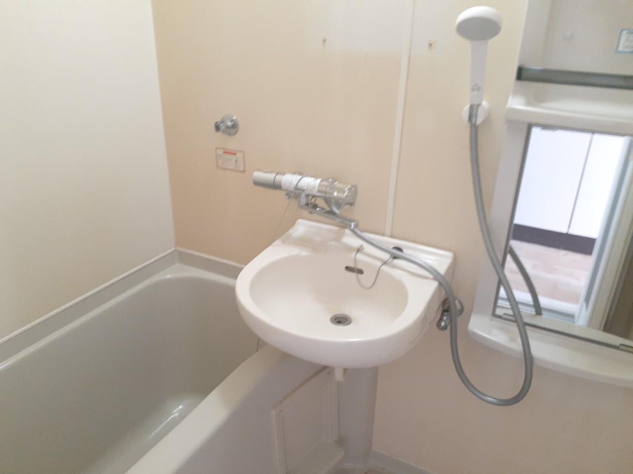 バス・シャワールーム　※写真は反転タイプのお部屋です。