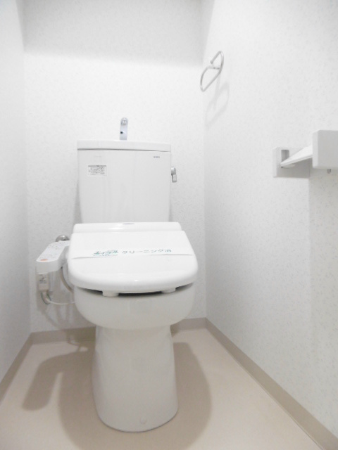 ＪＲ横須賀線 新川崎駅 徒歩15分 3階建 築14年のトイレ写真