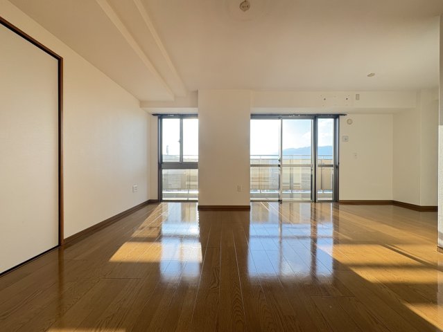 ラピタス31西宮の居間写真