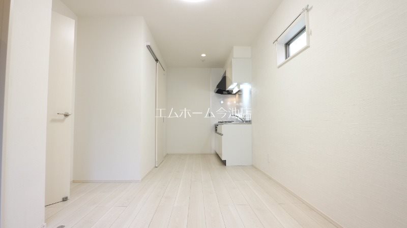 居室・リビング　LDK9.2帖　エアコン付　バルコニーに面しています