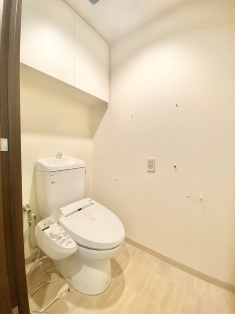 トイレ　クリーニング中の写真です。