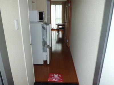 玄関　奥に居室が見えます。