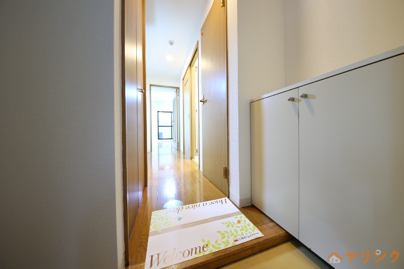玄関　反転タイプのお部屋の写真です。