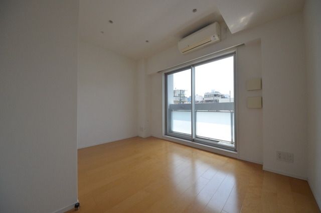 居室・リビング　★大きな窓の明るいお部屋です★