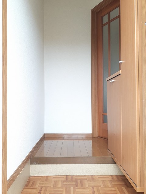 エクラタン和Aの玄関写真