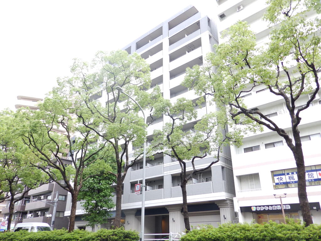 建物外観　重厚感あるたたずまい♪