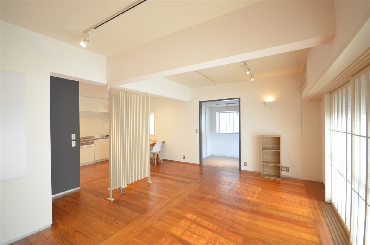 居室・リビング　ダイニングスペースから1段下がったリビング