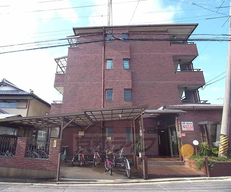 京都市右京区太秦安井西沢町のマンションの建物外観