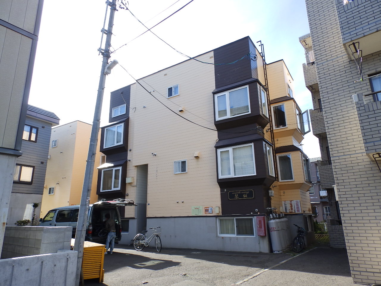 札幌市西区琴似三条のアパートの建物外観