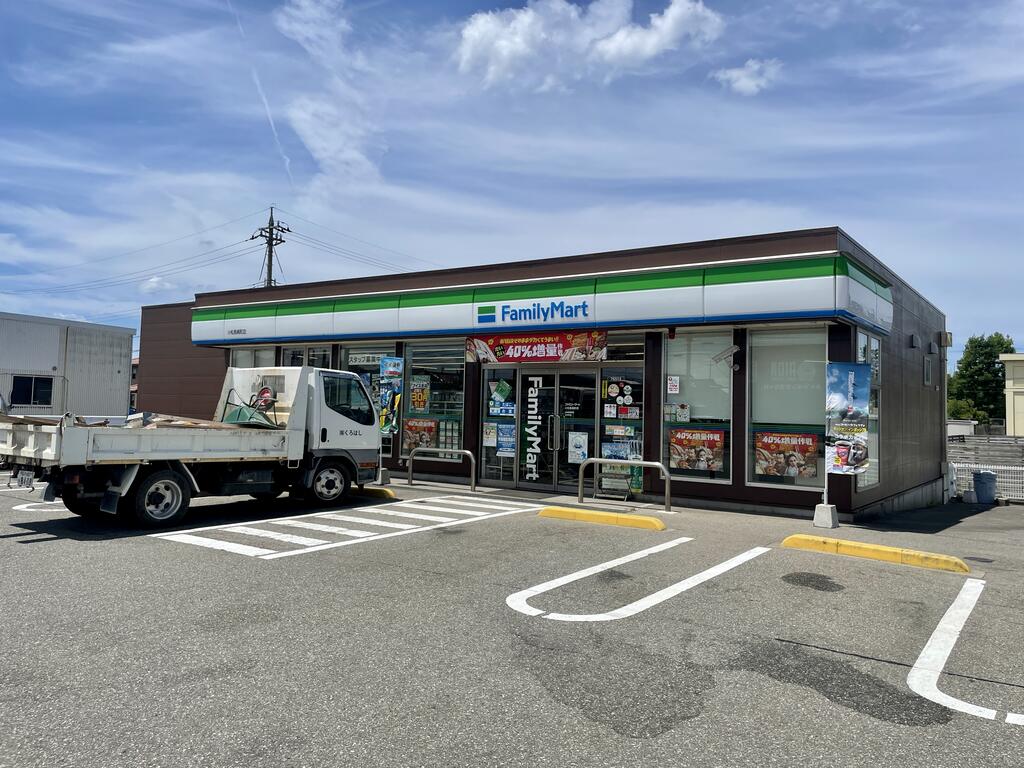 コンビニ　ファミリーマート小松長崎町店（コンビニ）まで826m