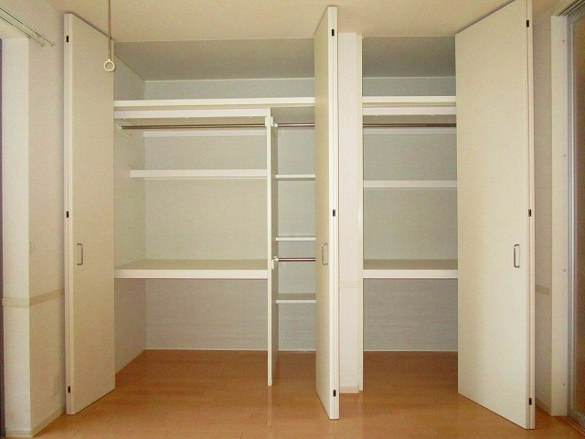 収納　寝室壁一面クローゼット