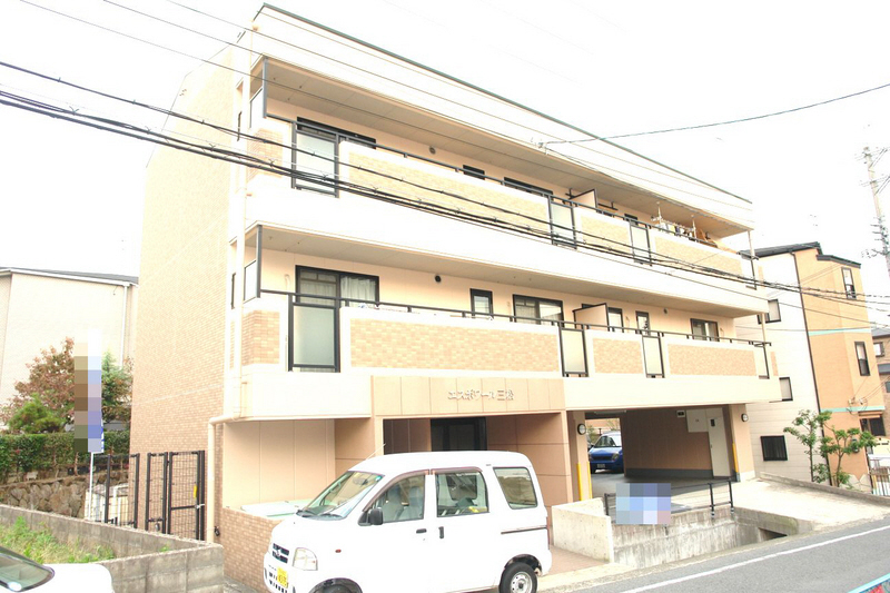 奈良市三松のマンションの建物外観