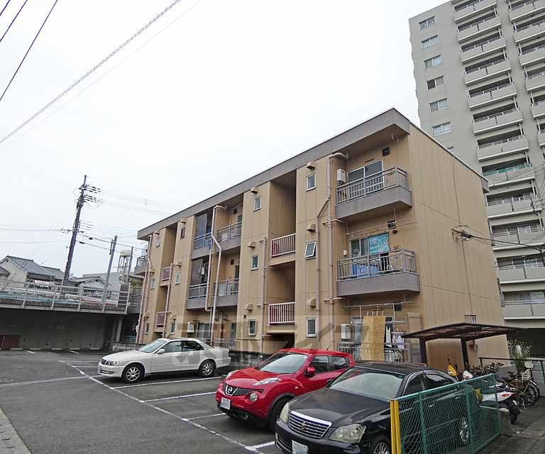 京都市伏見区納所町のマンションの建物外観