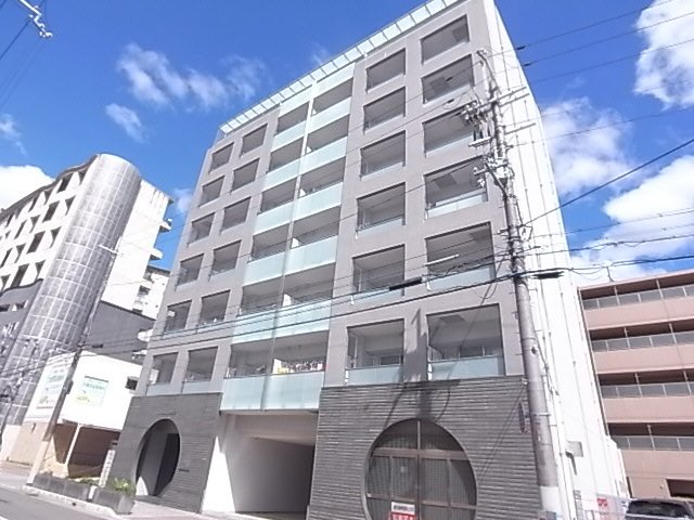 奈良市三条本町のマンションの建物外観