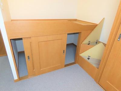 収納　ベッド下、階段下は大容量収納！