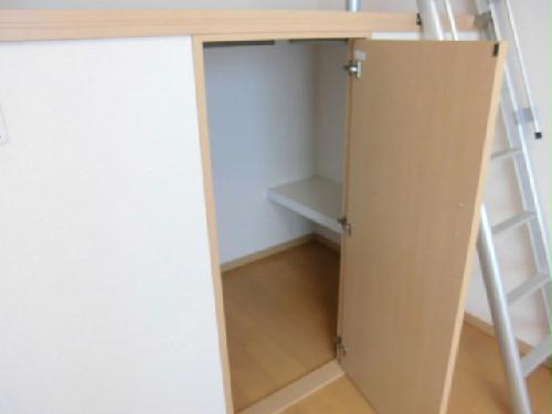 収納　ベットの下は収納になっています。