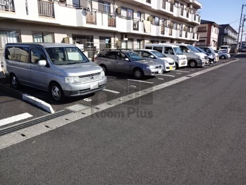 【平和マンションの駐車場】