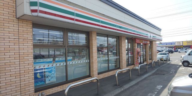 コンビニ　セブンイレブン（コンビニ）まで500m