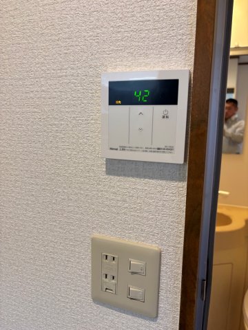 洗面設備　リモコンでお風呂とキッチンのお湯の温度を調節出来て便利です♪
