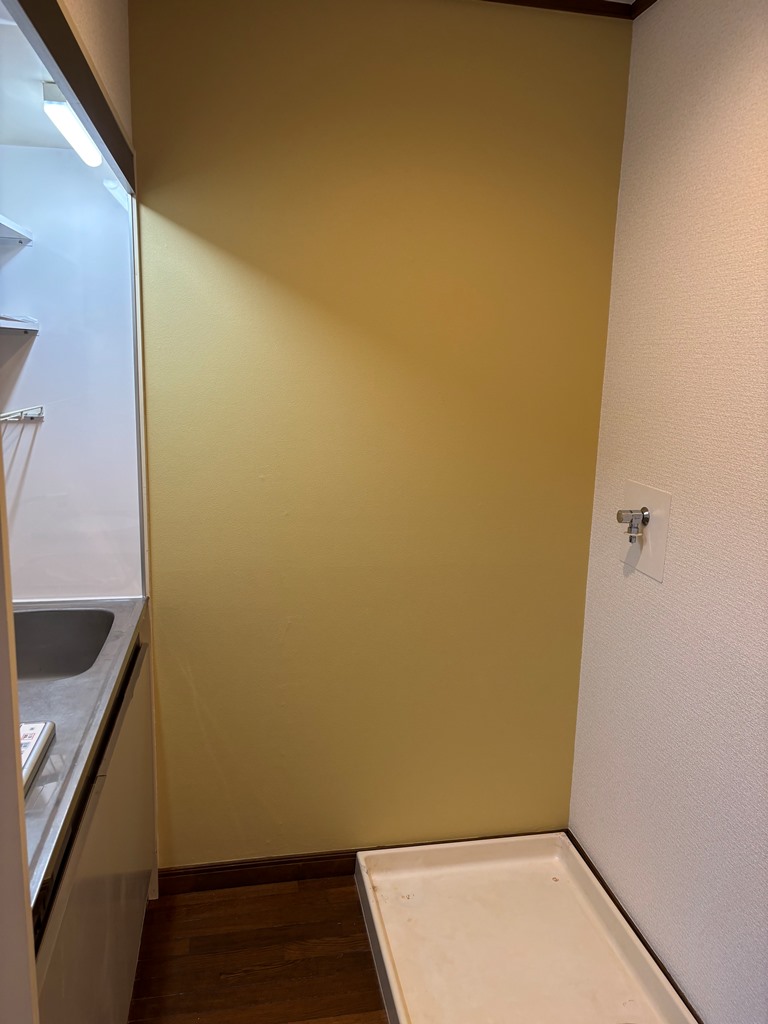 エントランス　キッチンに洗濯機置き場がございます。冷蔵庫置き場もあります♪