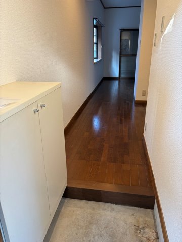 玄関　玄関には靴箱がございます♪