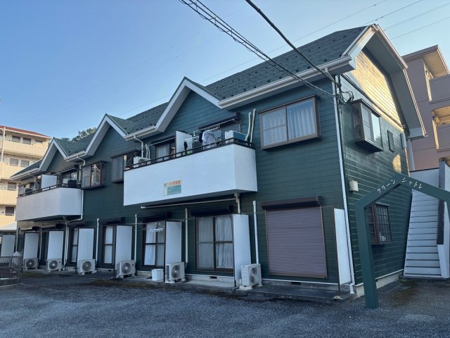 建物外観　東向き１階角部屋２面採光出窓付きで陽当り風通し共に良好です♪