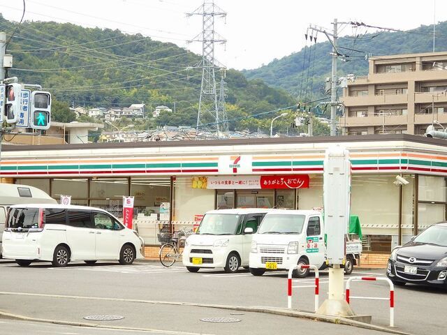 コンビニ　セブンイレブン（コンビニ）まで210m