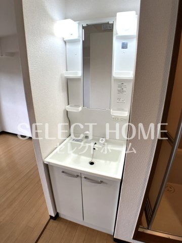 洗面設備　独立洗面台、小物を置くことができて便利です 同型タイプ