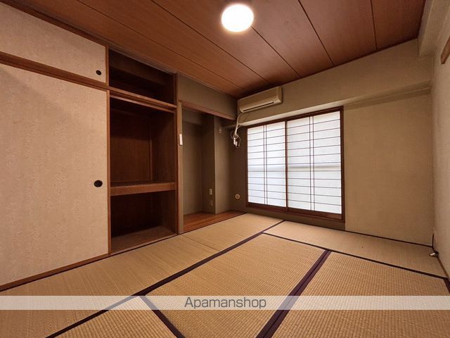コープ野村万代の居間写真