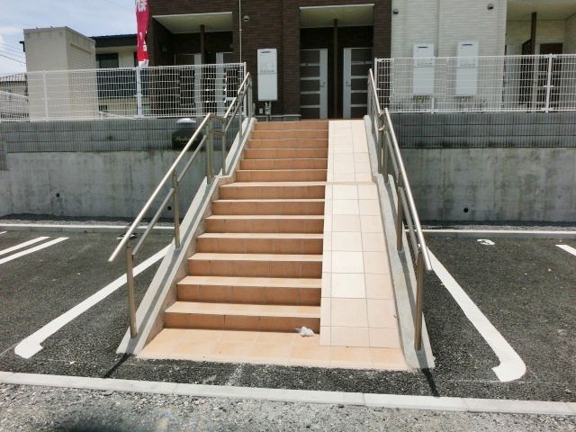 その他共有部分　入口にスロープついてます