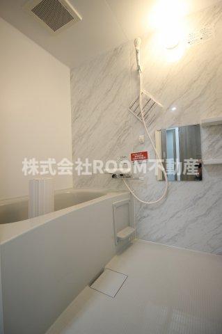 バス・シャワールーム　コンパクトで使いやすいお風呂です