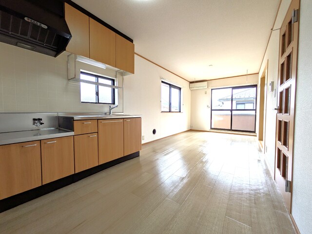 居室・リビング　リビング１０．５帖　南向きのお部屋です♪