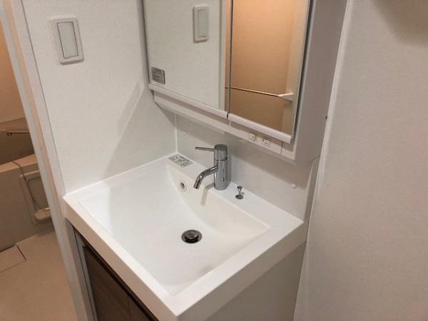 洗面設備　明るい洗面所です