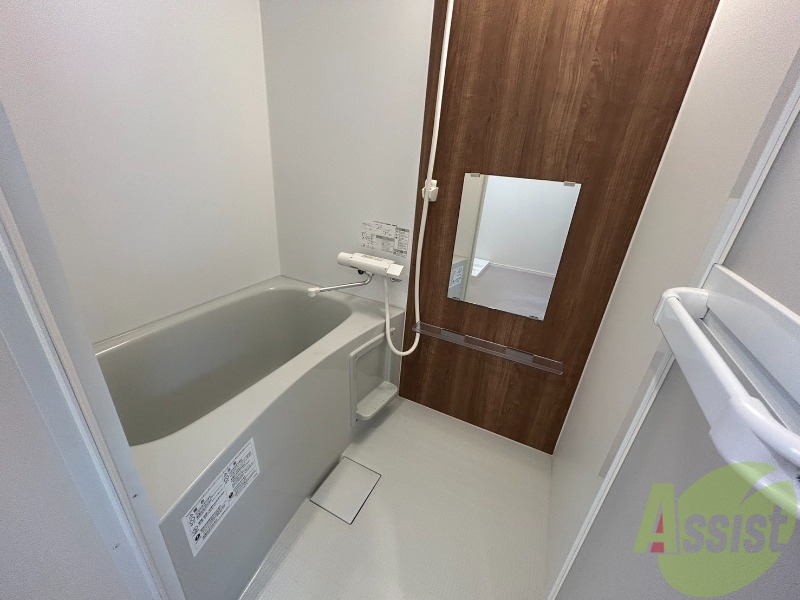 バス・シャワールーム　落ち着いたデザインの浴室。ゆったりできそうです。