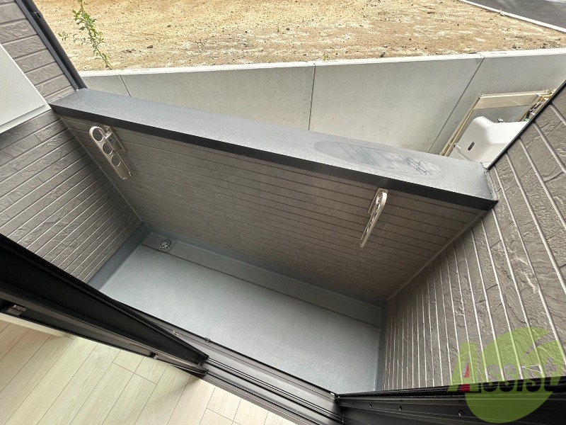 バルコニー　バルコニーは洗濯物を干すのに十分な広さがありますね。