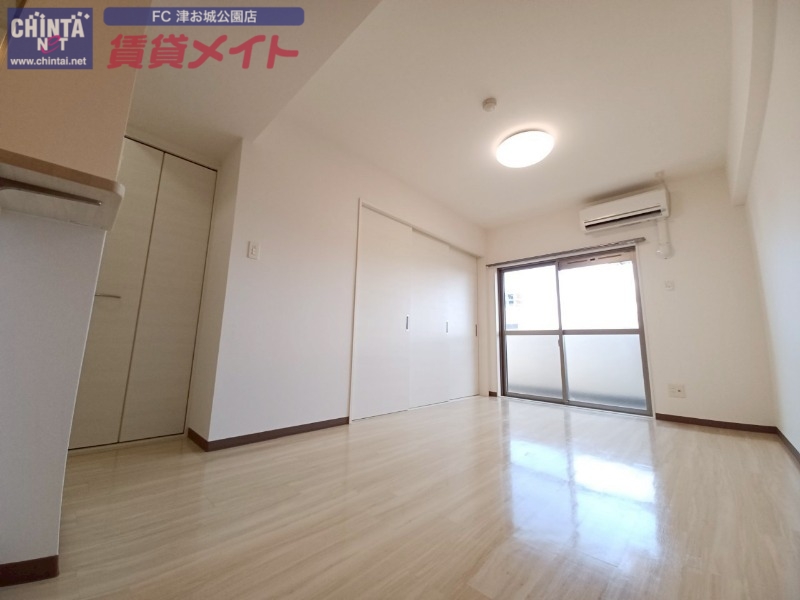 居室・リビング　同型反転参考写真