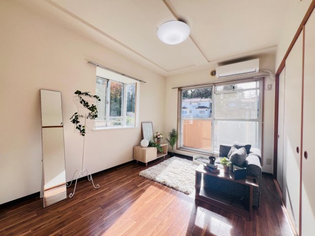 居室・リビング　上記写真は違う部屋の写真です。最上階・角部屋です