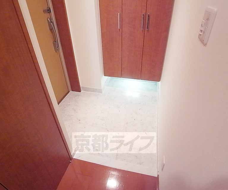 玄関　高級感あり、収納も多め。