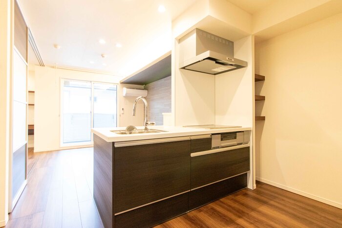 キッチン　対面システムキッチン（３口ビルトインIHヒーター）