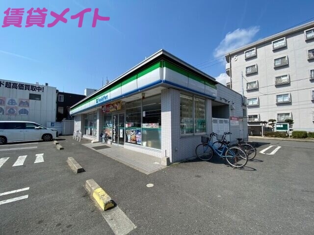 コンビニ　ファミリーマート四日市堀木一丁目店（コンビニ）まで494m